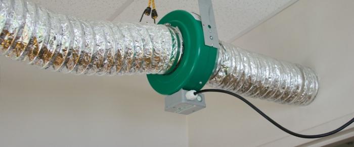 Metall- och plaströr för ventilation kan komplettera varandra