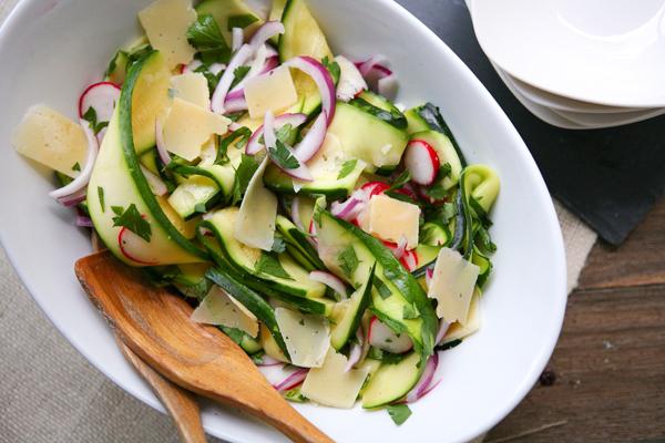 Matlagning zucchini marinerad på koreanska