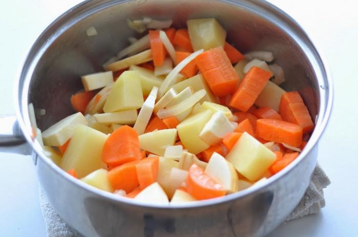 Så gott att laga en stewed courgette med tomater: ett recept på dietmat och grönsaker i gräddfilssås