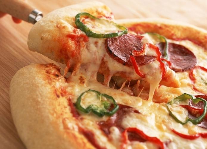 Pizza enkelt: recept och matlagningshemligheter