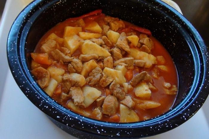 Receptet för en stew i en multivariate. Matlagning för hela familjen
