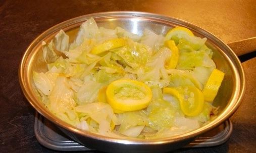 Stewed kål med courgetter