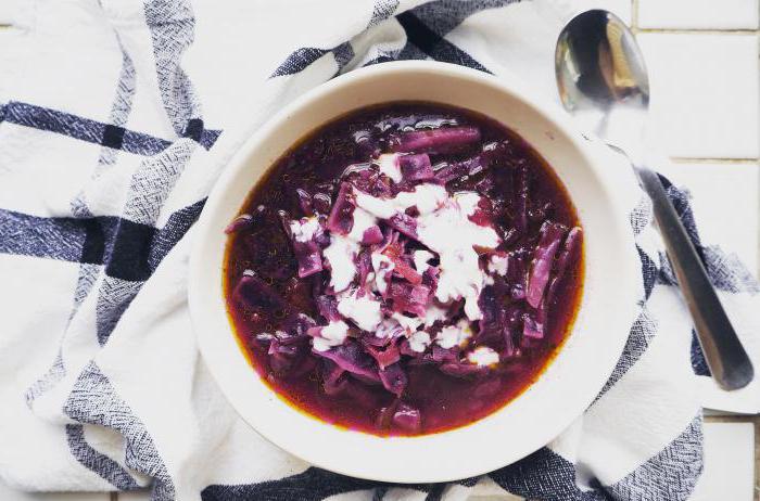 Läckra borsch av rödkål