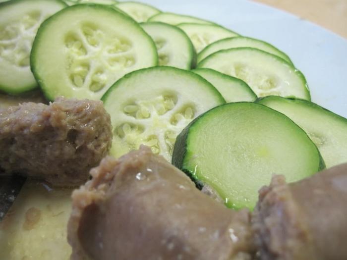 Läcker stewed zucchini i en multivark med kött och grönsaker