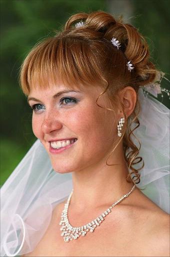 Trendiga bröllops frisyrer med pärlor