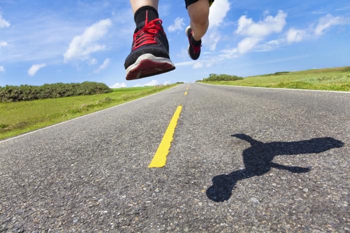 Sneakers för att springa på asfalt: urvalskriterier