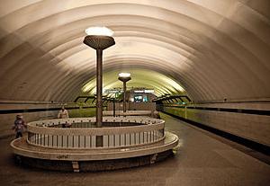 läge på tunnelbanestationen St. Petersburg på natten