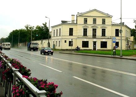 Peterhof motorväg. Historia och modernitet