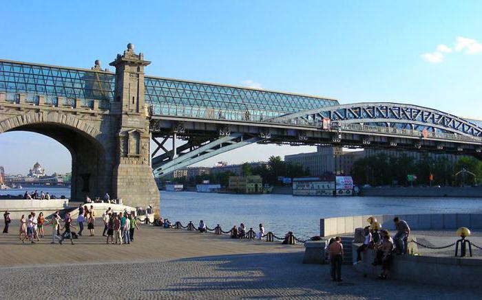 Pushkin Bridge: vad är intressant och hur man kommer dit